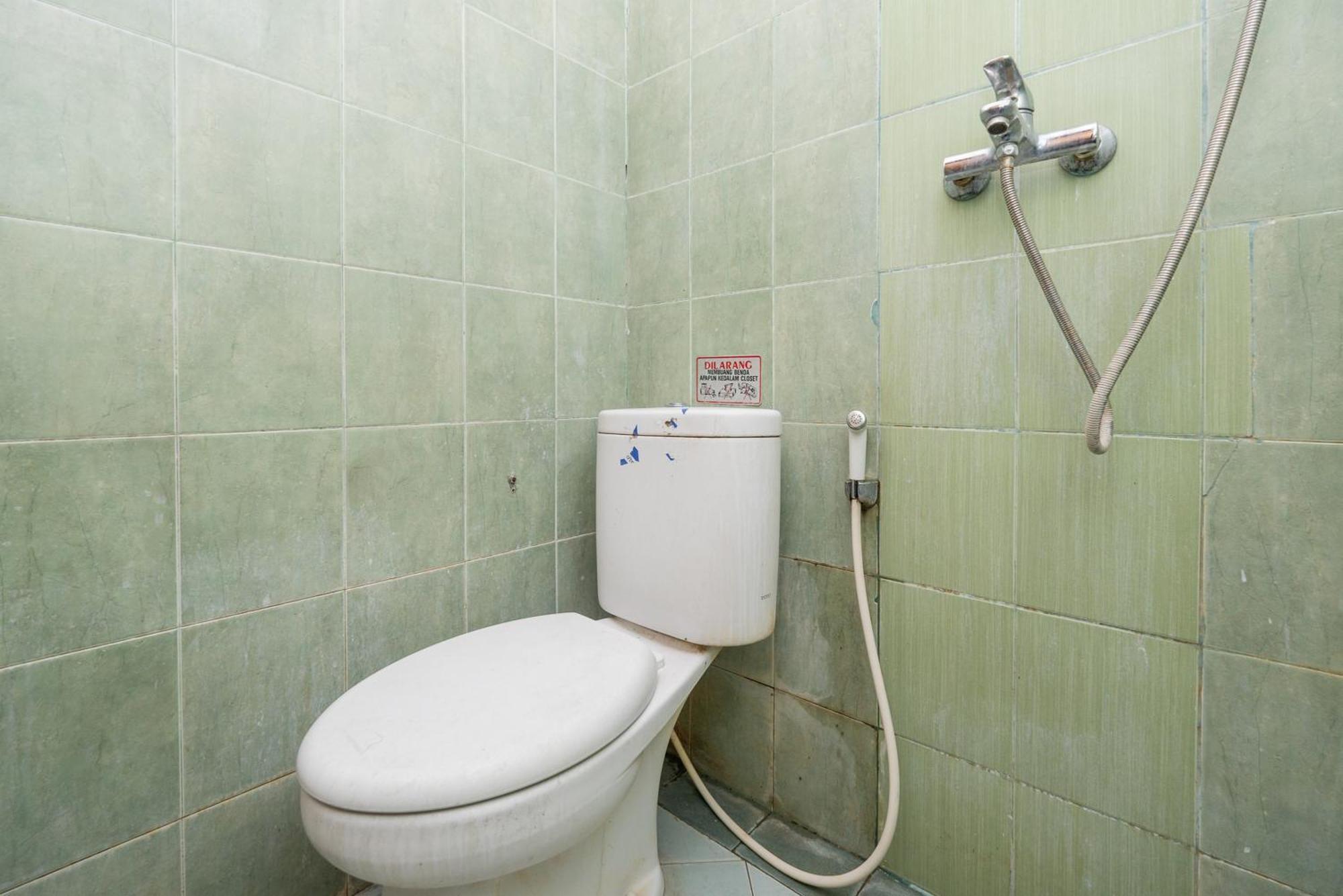 Reddoorz Plus @ Gunungsari Surabaya Kedurus Eksteriør billede
