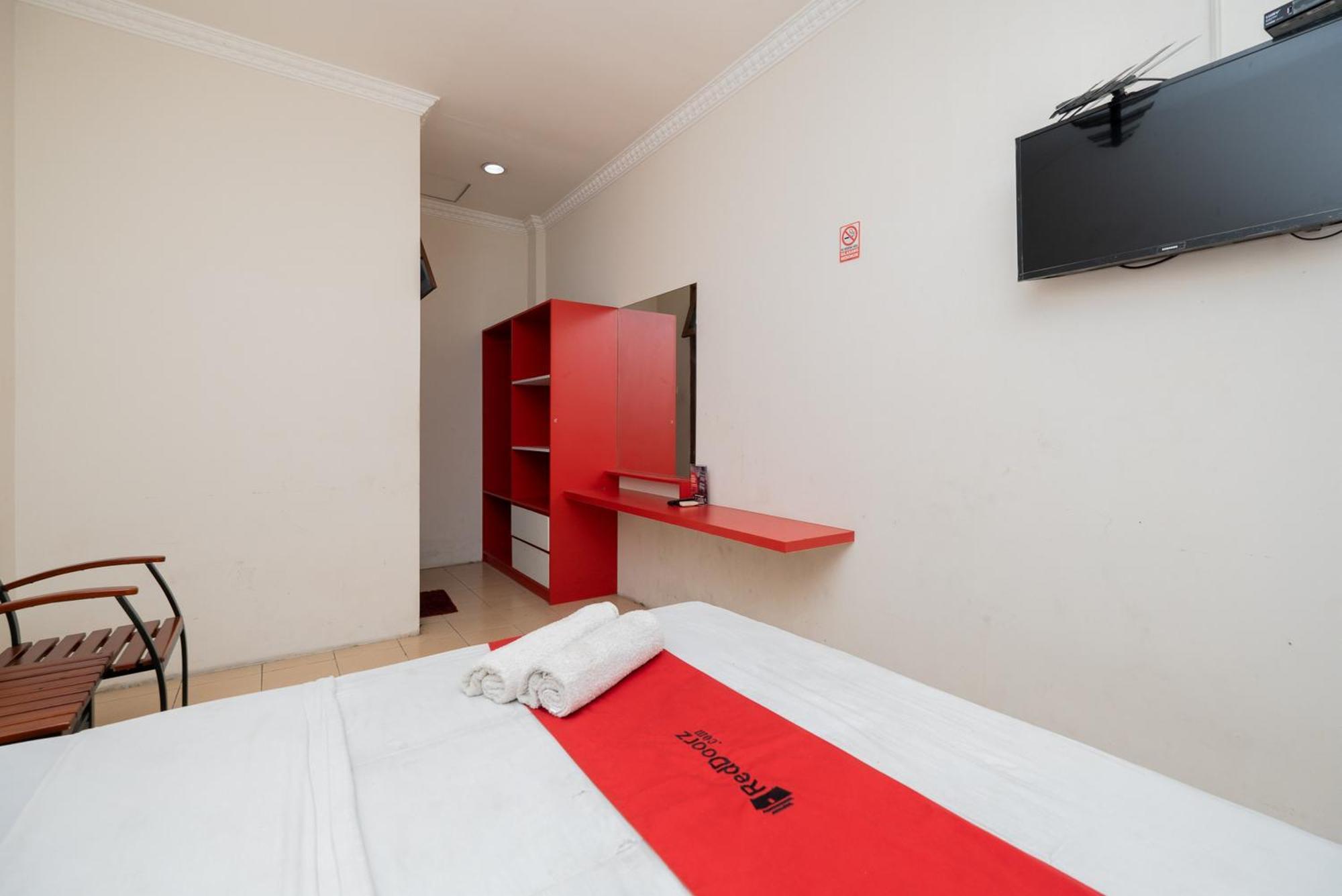 Reddoorz Plus @ Gunungsari Surabaya Kedurus Eksteriør billede