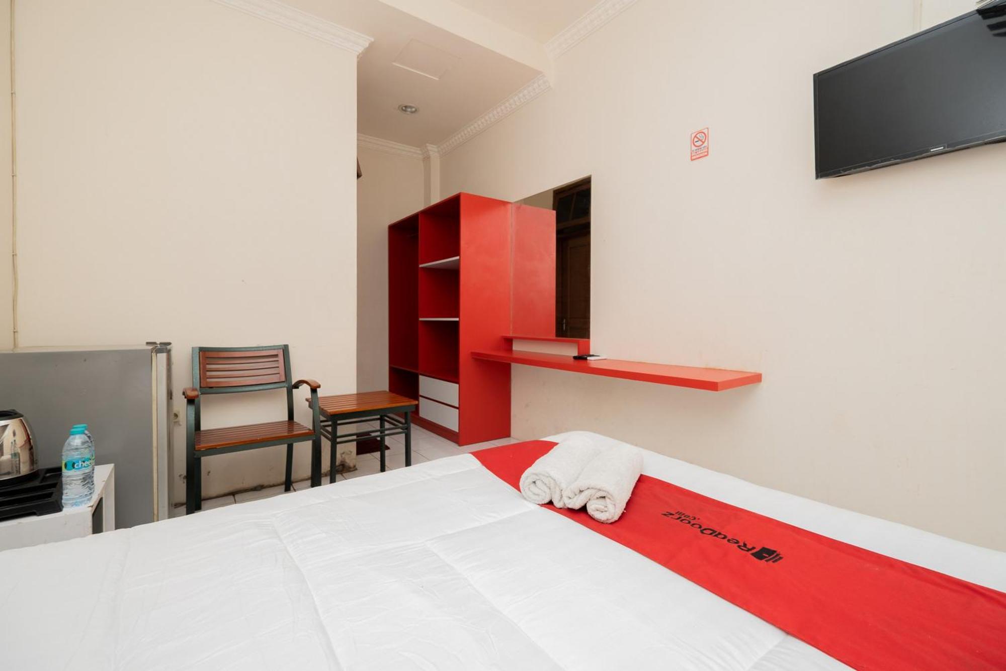 Reddoorz Plus @ Gunungsari Surabaya Kedurus Eksteriør billede