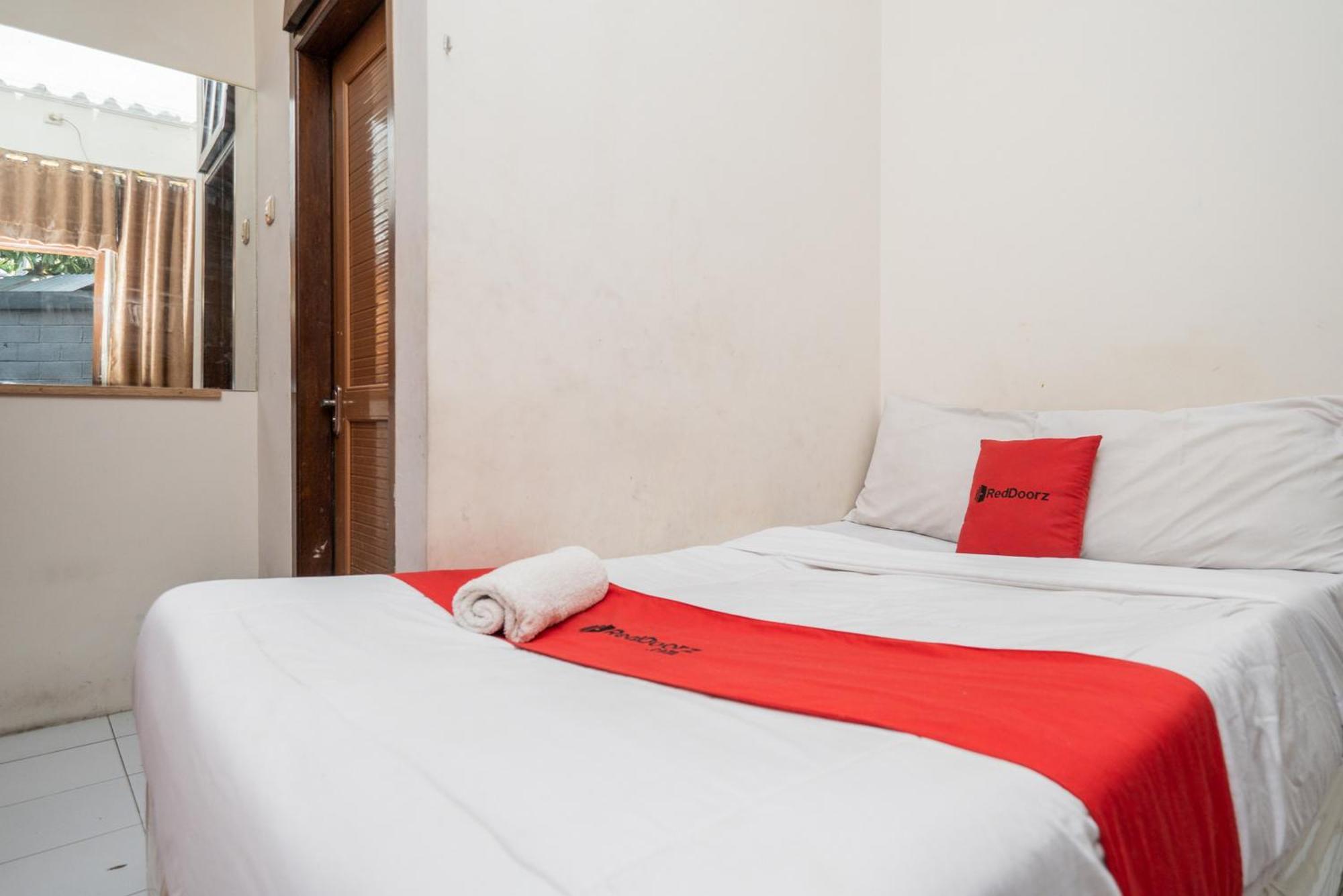 Reddoorz Plus @ Gunungsari Surabaya Kedurus Eksteriør billede