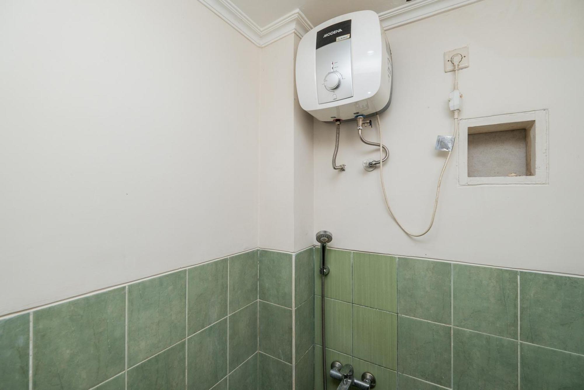 Reddoorz Plus @ Gunungsari Surabaya Kedurus Eksteriør billede